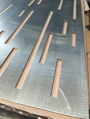 poškodený AL plech, vzor 8312, 1000x2000x3mm, bez povrchovej úpravy - slide 3