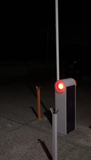 900ALT424K závora do 4 m so zabudovaným majákom - slide 1