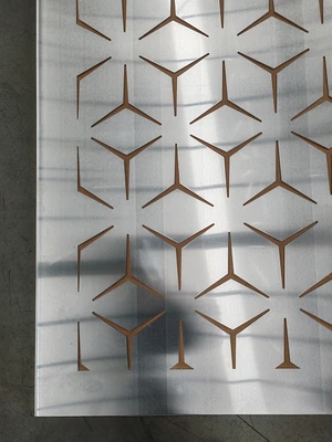 Poškodený hliníkový plech 1000 x 2000 x 3 mm, vzor 9131 - slide 0