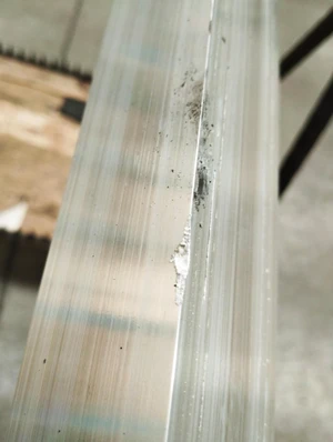 poškozený profil na výplň 108x16x6000mm, materiál EN AW-6060 T66, přírodní hliník bez povrchové úpravy, cena za KUS - slide 3