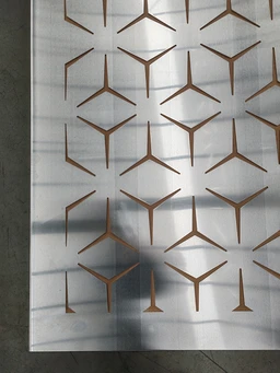 Poškozený hliníkový plech 1000 x 2000 x 3 mm, vzor 9131