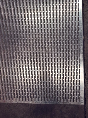 Děrovaný plech Zn t = 1.5 mm, díra 30 x 5 mm, rozteč 5 mm - slide 2