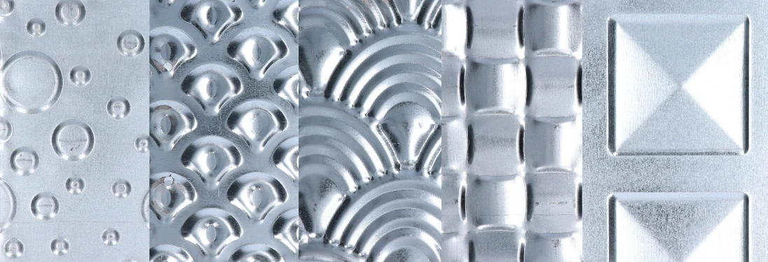 Vzorky plechů, 18 typů, formát cca : 200 x 200 mm, (17 ks 3D vzorů a 1 ks tkanina)