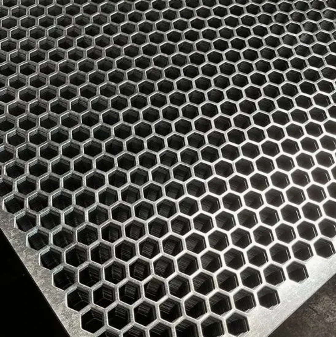 Dierovaný plech Zn 1000 x 2000 x 1,5 mm, šesťhranné otvory