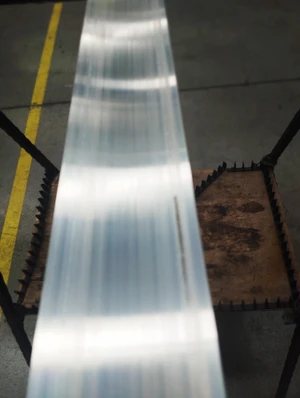 poškozený profil na výplň 108x16x6000mm, materiál EN AW-6060 T66, přírodní hliník bez povrchové úpravy, cena za KUS - slide 1